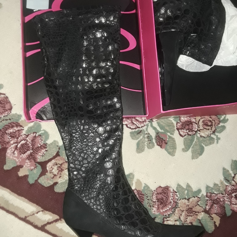 Black boots size 10